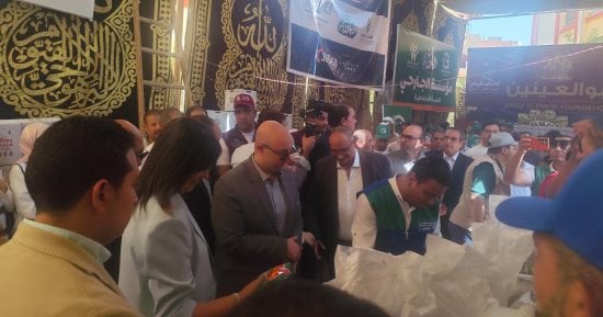 التحالف الوطنى يطلق أولى قوافل مبادرة «إيد واحدة» المرحلة الثالثة بقرية كحك بحرى فى الفيوم.. المحافظ والسفيرة نبيلة مكرم يتفقدان القافلة.. وخدمات طبية ومواد غذائية وشنط مدارس وحلوى المولد وفقرات ترفيهية للأطفال
