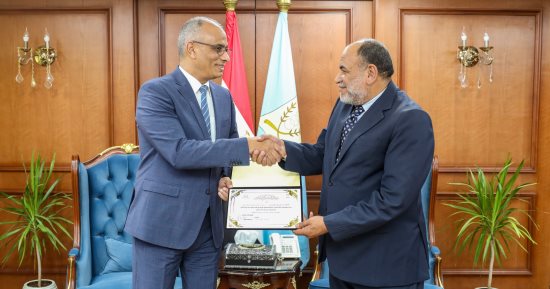 محافظ كفر الشيخ يكرم مدير عام الشئون القانونية تقديرا لجهوده
