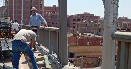 تركيب الأسوار الحديدية المفقودة وصيانة عدد من الباكيات بمحور صفط اللبن