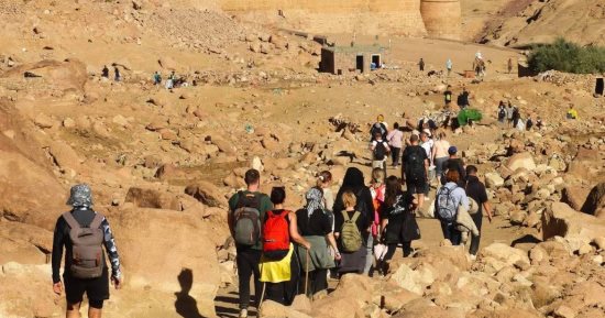 سانت كاترين تستقبل 420 سائحا وسط إقبال متزايد على السياحة الدينية والبيئية