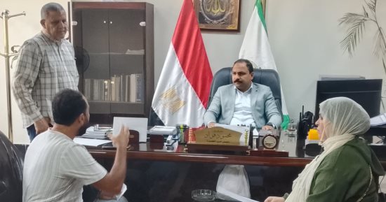 رئيس حى العجوزة يبحث شكاوى ومطالب المواطنين خلال اللقاء الأسبوعى.. صور