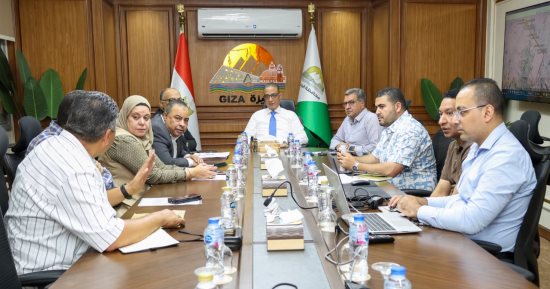 محافظ الجيزة يبحث نقل المرافق المتعارضة مع أعمال تطوير عدد من المحاور 