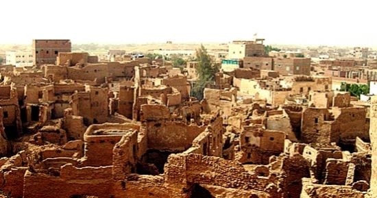 موط واحة الملائكة التى حافظت على اسمها وهويتها منذ آلاف السنين.. عاصمة مركز الداخلة بالوادى الجديد واكتسبت اسمها نسبة لأم الإله آمون.. وكانت ملاذا للأقباط الفارين من بطش الرومان وتراثها مزيج من كل العصور.. صور