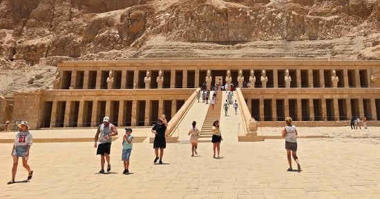 سياح من كل أنحاء العالم يستمتعون بزيارة المعالم الأثرية فى الأقصر.. صور