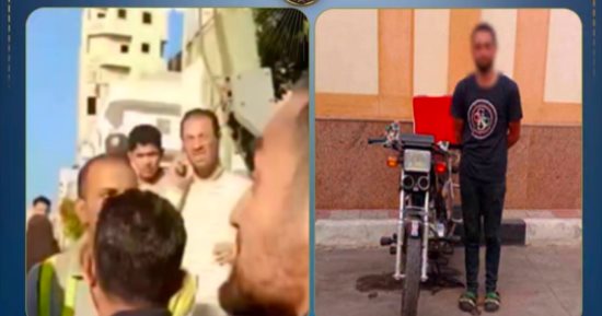 ضبط قائد دراجة بخارية تشاجر مع عامل مزلقان للعبور أثناء مرور قطار (فيديو)