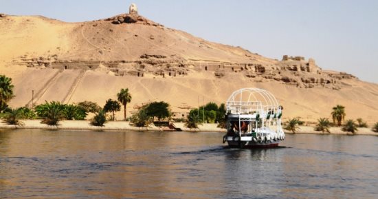 جبل أبو الهوا.. أسرار النبلاء على ضفاف النيل بأسوان.. مقابر تحكى تاريخ حكام الجنوب.. جبانة أثرية حفظت سيرة كبار رجال الدولة.. النقوش تكشف تفاصيل الحياة فى مصر القديمة.. وبانوراما استثنائية من أعلى الجبل.. صور