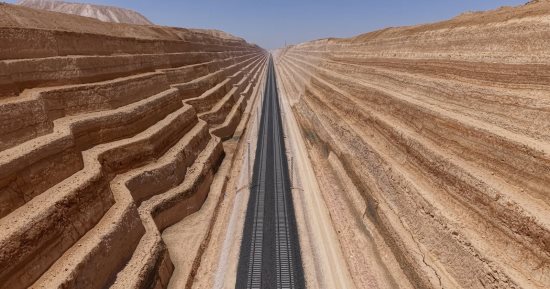 القطار الكهربائي السريع قناة سويس جديدة على قضبان.. يربط البحرين الأحمر والمتوسط.. شريان تنموي يربط التجمعات العمرانية بالمناطق الصناعية والسياحية.. ومحطة مطروح نموذج للمحطات الذكية ذات العائد الاقتصادي.. صور