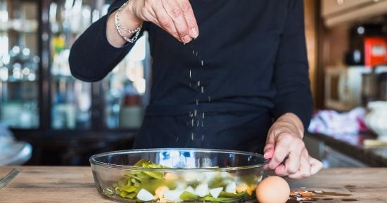 5 بدائل طبيعية وصحية تساعدك على تقليل الملح فى الأكل