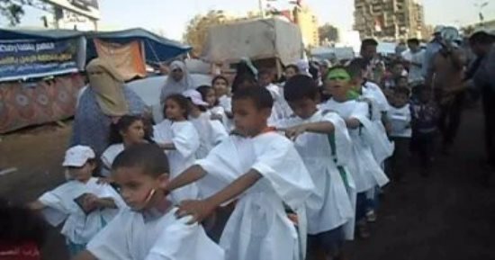 أطفال في قلب رابعة.. عندما تحولت براءة الصغار إلى كارت ضغط في معركة الإخوان.. أكفان بيضاء وشهيد تحت الطلب.. حشد أطفال من دور الرعاية للمشاركة في الاعتصام..القومي لحقوق الإنسان يوثق استغلالهم في الصراع السياسي