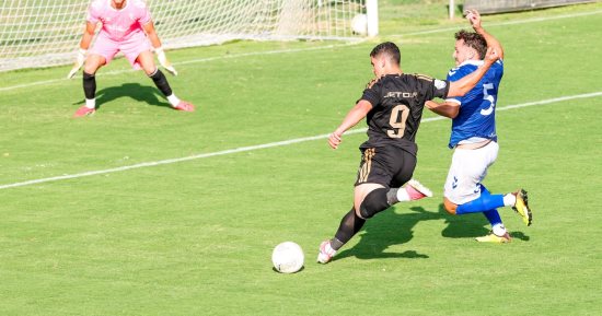شاهد.. سفيان بن جديدة يهدر ركلة جزاء للأهلي أمام بادالونا الإسباني