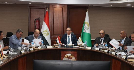 محافظ الجيزة يوجه بحسم طلبات تقنين أراضى الدولة وتسريع التعاقد مع الجادين
