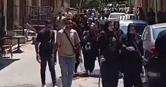 وجع واحد.. أهالى ضحايا جريمة 15 مايو وانفجار أرابيلا بلازا أمام مشرحة زينهم 