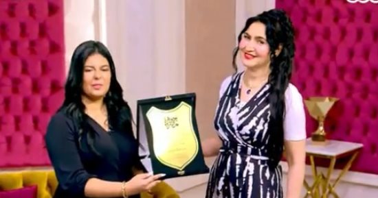 هبة عبد الفتاح تهدى موهبة صاعدة فى عالم الغناء درع الموهوبين بـ«جوهرة مصرية»