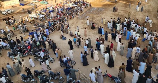 فرحة قدوم المولد النبوى على كل شكل ولون في أرجاء الأقصر.. طفل يوزع الحلوى بالمسجد على المصلين ومديح في حب رسول الله في إسنا.. وأهالى منشأة العمارى ينطلقون في سباقات الخيول.. ورفع سارية علم المولد التراثية