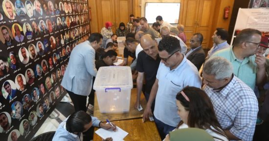 تزايد الإقبال للتسجيل للسحب على العمرات المجانية بنقابة الصحفيين