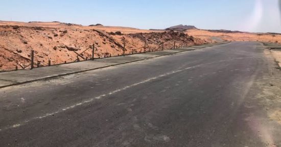 حماية طريق قرية الرملة بأبو زنيمة من مخاطر السيول ورفع كفاءته