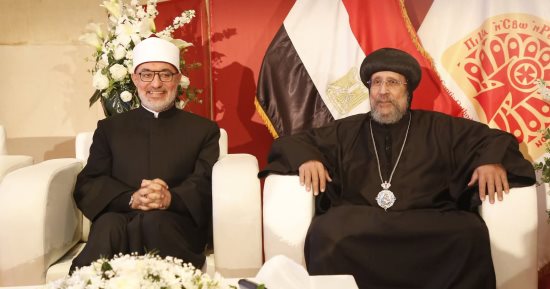 الأنبا إرميا يطمئن على مفتي الجمهورية عقب خضوعه لقسطرة بالقلب ويتمنى له الشفاء