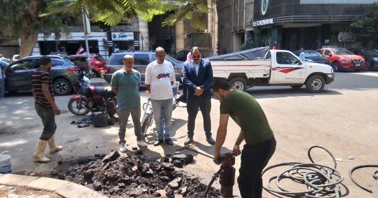 رئيس حى العجوزة يتابع إصلاح ماسورة مياه قطر 100 مم ورفع آثار الأعمال