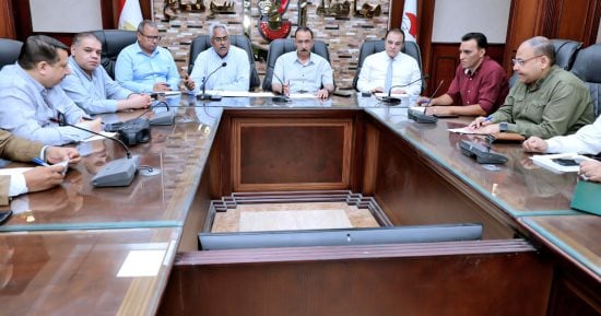 محافظ سوهاج يعقد اجتماعا لمتابعة سرعة إنجاز طلبات التقنين المقدمة على المنصة الوطنية
