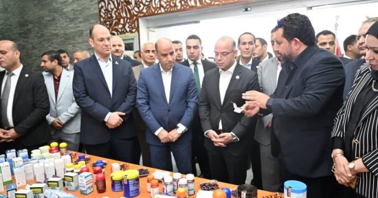 وزيرا "الاستثمار والتجارة الخارجية" و"العمل" ومحافظ القليوبية يتفقدون عددا من المصانع