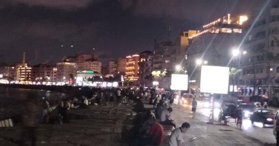 إقبال المواطنين على كورنيش الإسكندرية للاستمتاع بأجواء الطقس الرائعة.. مباشر
