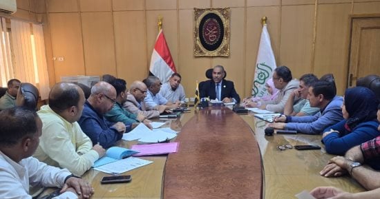 الفيوم تضع ضوابط لرفع مخلفات تطهير الترع والمصارف ومنع إلقائها بالشوارع.. صور