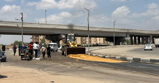 إزالة آثار انقلاب سيارة محملة بالزيت وإعادة فتح الطريق بالإسماعيلية.. صور