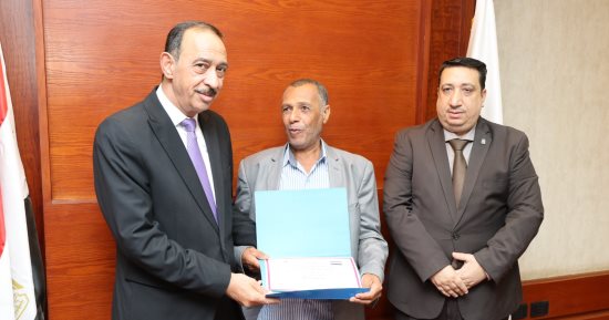 محافظ سوهاج يكرّم مواطنًا لتبرعه بجزء من أرضه لتوسعة طريق بقرية عرب بخواج