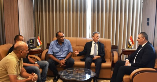 نائب محافظ أسوان يستقبل النقيب العام لأطباء مصر