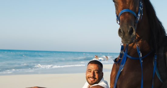 خيل البحر.. عصام السقا يشارك متابعيه بصور مع الحصان على الشاطئ
