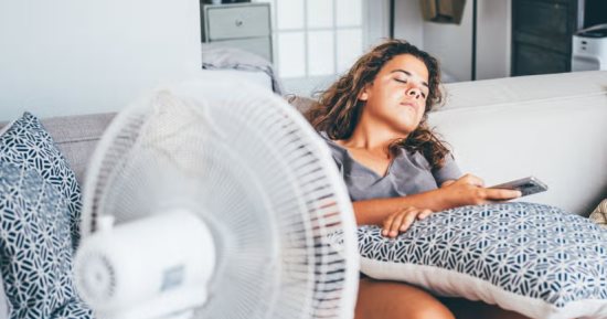 استخدام المروحة بهذه الطريقة قد يصيبك بالجفاف.. نصائح هامة