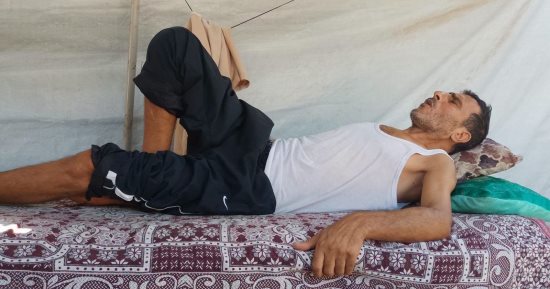 خليل الديب يعاني ألما قاسيا بعد عمليتين في العمود الفقري ويحتاج للعلاج خارج غزة