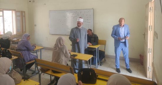 رئيس منطقة سوهاج الأزهرية يتابع اختبارات نهاية المستوى بفروع الرواق الأزهرى