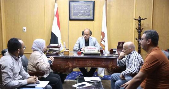 نائب محافظ الوادى الجديد يبحث الموقف التنفيذى لمحطتى مياه «25 يناير والفرافرة»