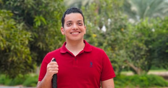 شاب مصرى كفيف يطور تطبيقًا يستخدمه آلاف المكفوفين فى 140 دولة