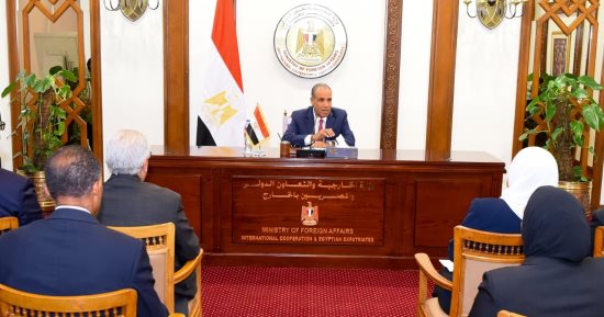 وزير الخارجية يجتمع مع قطاع التعاون الدولي بالوزارة