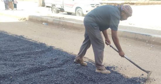 محافظ أسوان يوجه باستمرار صيانة ورفع كفاءة الطرق الداخلية بمختلف المدن