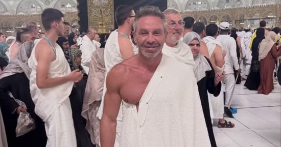 حازم إمام يؤدى مناسك العمرة بمكة المكرمة.. صورة