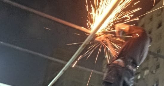 حى العجوزة يزيل جمالون مخالف بقطعة أرض مخصصة لجراج.. صور