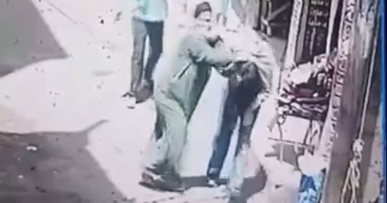 القبض على المتهمة بسحل زوجة نجلها فى الشارع بالمحلة