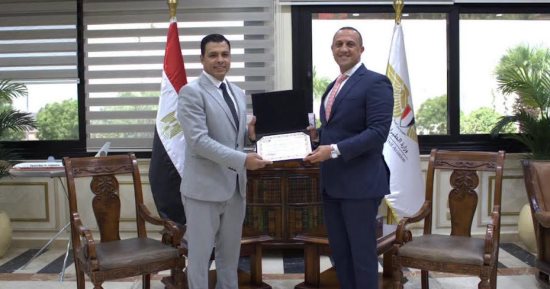 رئيس المطارات يكرم مديرى مبانى الركاب 1 و 2 بمطار القاهرة تقديرًا لجهودهما