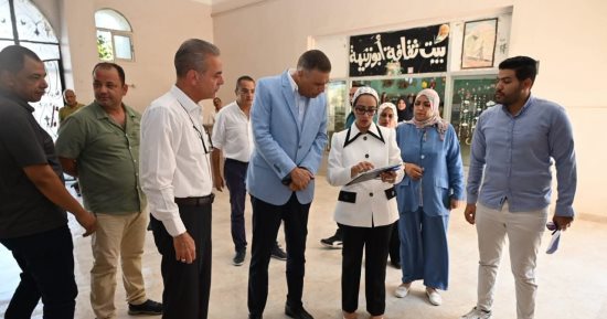 محافظ جنوب سيناء يتفقد نماذج أعمدة الإنارة بالطاقة الشمسية بأبو زنيمة