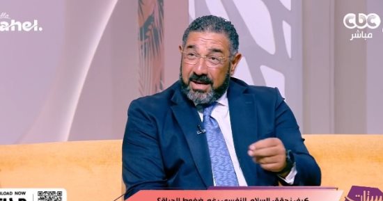 استشارى صحة نفسية: السوشيال ميديا تسرق أعمار البشر وتدخلهم فى سباق خلف سراب