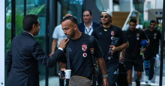 حافلة الأهلي تصل ملعب كامب نو استعدادا لمواجهة برشلونة