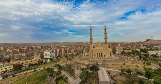 مساجد لها تاريخ.. «بدر الطابية» من حصن عسكرى إلى مسجد تاريخى بأسوان.. حكاية صرح دينى فوق هضبة تطل على النيل.. المكان يحكى تاريخ 200 عام جنوب مصر.. 24 عمودا وقبة ومئذنتان وتفاصيل معمارية متميزة.. صور