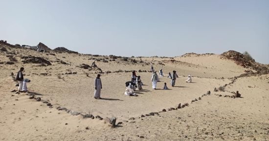مساجد الخلا فى الصحراء الشرقية بالبحر الأحمر.. محراب من الحجارة بلا جدران ولا أسقف.. مساحات بسيطة يقيمها أبناء القبائل للصلاة تحولت مع مرور الزمن إلى علامات ودليل للطرق الجبلية.. صور
