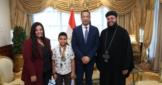 وزير الاتصالات يكرم الطفل مارتيروس مينا لتميزه العالمي في البرمجة والروبوتات