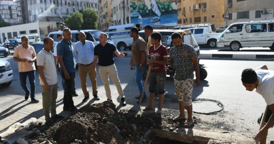 محافظ أسوان يضبط مخالفات بطريق السادات