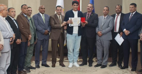 جامعة أسوان تكرّم أوائل الثانوية العامة وتقرر منحهم فرص دراسية مجانية