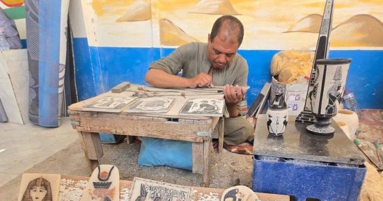 حرف يدوية مبهرة.. تصنيع التحف الفرعونية المقلدة